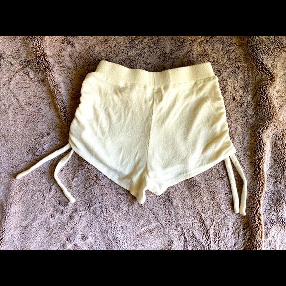 ✨Lulu’s Ruched Booty Shorts✨ - Picture 4 of 4